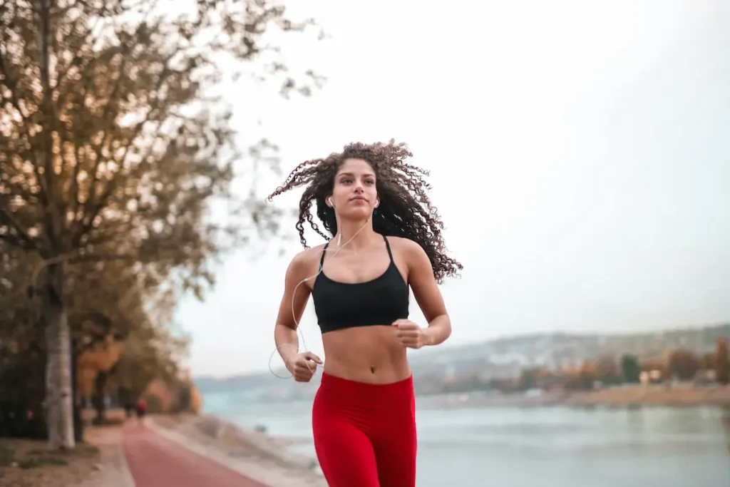 Mujer corriendo al lado del río